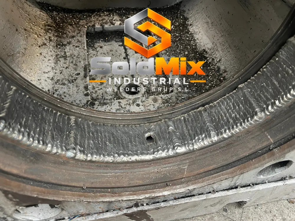 Recargue por soldadura en varias pasadas sobre una pieza circular de gran diámetro, trabajo de SoldMix